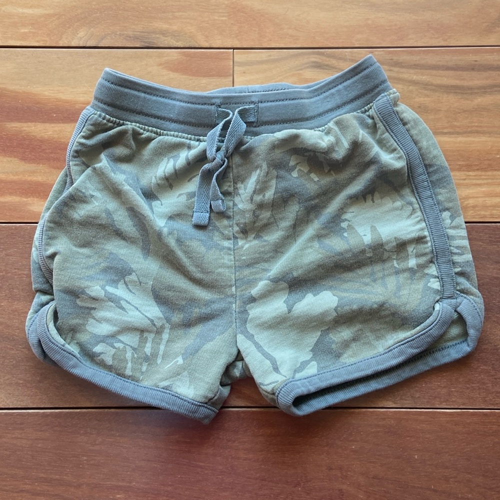 Tea Collection Green Floral Camo Retro Pull on Shorts 2T